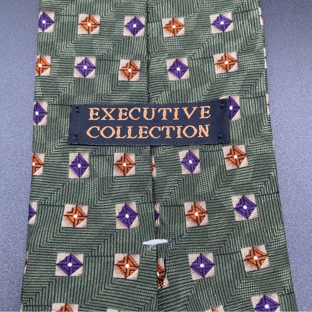 Executive Collection Silk Tie Green Geometric Pattern Made in Costa Rica - Picture 4 of 5